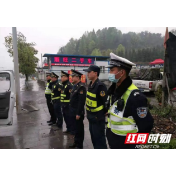 吉首交警联合多部门开展货车超载整治统一行动