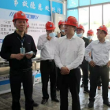 龙山县委书记刘冬生“五一”慰问劳动者