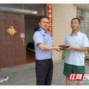 龙山交警巡逻途中送钱包“回家”