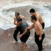 泸溪：老人被困洪流 民警拉绳涉险施救