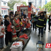 凤凰：“小小银行家”组团进消防站 “零距离”体验消防