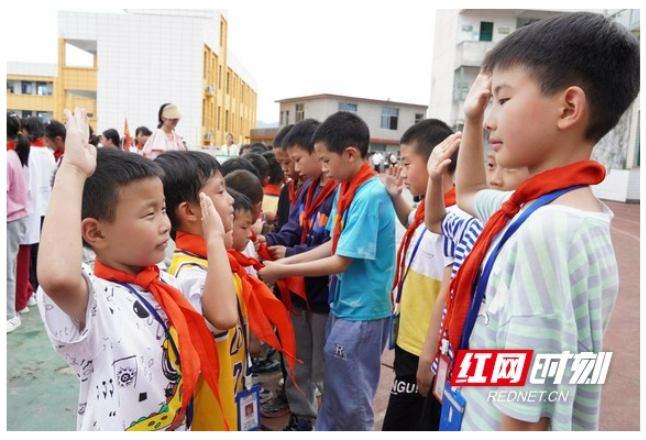 组图丨飞扬吧，红领巾！ “成为一位少先队员是我六一儿童节最好的礼物”