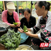 吉首市己略乡：军休干部与群众包粽子迎端午