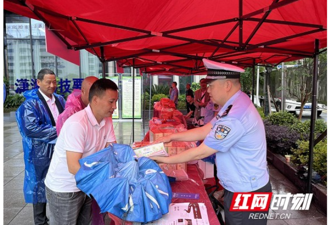 湘西交警积极参与“安全生产月”宣传咨询活动