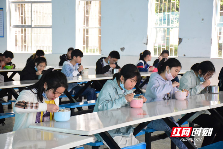 常德市第十七中学学生在食堂就餐（刘丽 摄）。