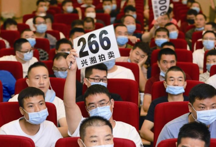 常德今年首场公务旧车拍卖会举行  
