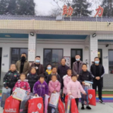 澧县网络达人向山区贫困学生捐赠过冬衣物