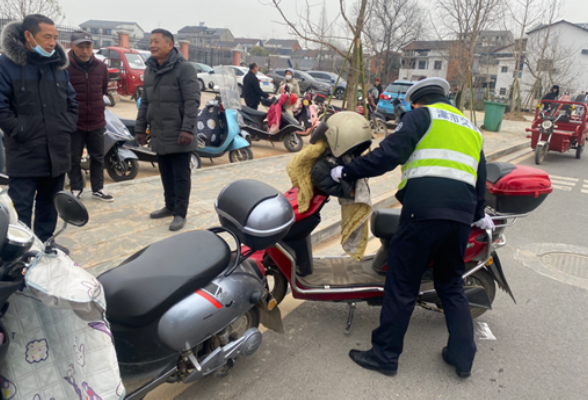 津市：开学首日交警全力护学