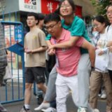 常德高考第一天：考场外的温馨瞬间