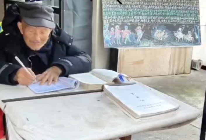活到老学到老 常德98岁老翁热爱看书读报