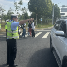 常德：千余名执勤交警守护节日岗位护平安