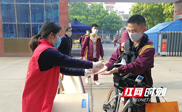 4月7日，根据统一安排，常德的高三初三学生们陆续踏入校园，迎来了复学第一课。“你好，同学！”成为了学校欢迎学生们最动听的声音，测体温、戴口罩、分餐制……一切学习从做好疫情防控工作开始。图为鼎城一中高三学生入学现场。