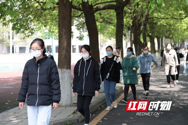 4月7日，根据统一安排，常德的高三初三学生们陆续踏入校园，迎来了复学第一课。“你好，同学！”成为了学校欢迎学生们最动听的声音，测体温、戴口罩、分餐制……一切学习从做好疫情防控工作开始。图为常德市第十六中学学生有序在学校走动。