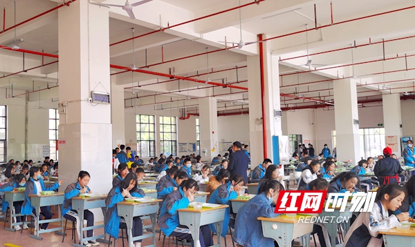 4月7日，根据统一安排，常德的高三初三学生们陆续踏入校园，迎来了复学第一课。“你好，同学！”成为了学校欢迎学生们最动听的声音，测体温、戴口罩、分餐制……一切学习从做好疫情防控工作开始。图为常德市七中学生就餐现场。