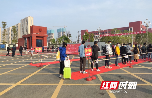 4月7日，根据统一安排，常德的高三初三学生们陆续踏入校园，迎来了复学第一课。“你好，同学！”成为了学校欢迎学生们最动听的声音，测体温、戴口罩、分餐制……一切学习从做好疫情防控工作开始。图为安乡一中学生通过安全通道进行体温检测、登记入校。