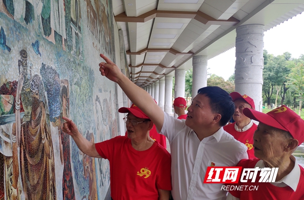 区县市 正文鼎城区委书记,常德高新区党工委书记杨易为老党员颁发荣誉