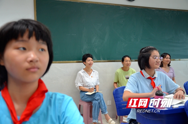 在上课之余，肖岚心也会加强学习，图为肖老师在旁听其他老师课程。