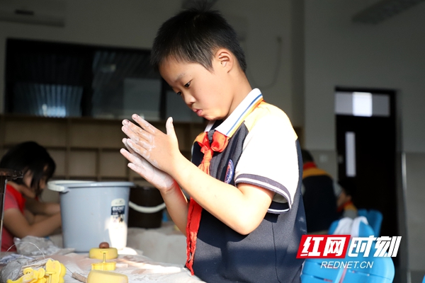 学校还开设了陶艺课，让热爱“玩泥巴”的学生有了归属。