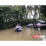 暖心！桃花源交警大队辅警冒雨赤脚助游客车辆脱困