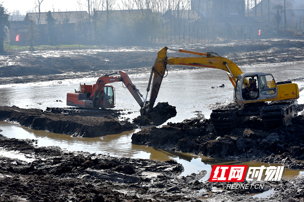 2021年1月19日，挖掘机正在津市市药山镇友谊湖清淤，之后还要进行边坡护栏。今年3月底完工后，友谊湖调蓄抗旱功能将进一步完善。