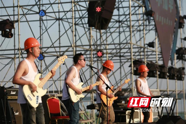 本次音乐节以“在湖畔，不孤单”为主题，来自湖南本土的24支优秀乐队，为来自全国的游客和本地市民，带来一场欢乐无限、超级震撼的视听盛宴。