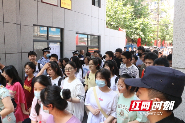 6月7日，高考启幕，图为常德市七中考点，学生走出考室。