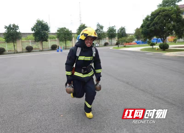 烈日似火，在常德经开区海德消防救援站，25名参加封闭式集训的新消防员正挥汗如雨，进行高强度训练。