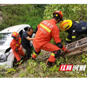 开快车撞翻临停车辆，夫妻回家路遇飞来横祸，消防员来了！