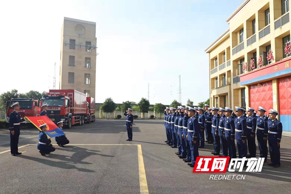 7月18日，烈日似火，在常德经开区海德消防救援站，25名参加封闭式集训的新消防员正挥汗如雨，进行高强度训练。