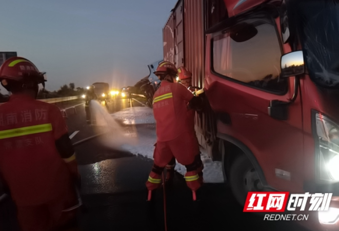 湖南常德：货车高速爆胎酿车祸驾驶员被困，消防紧急救援