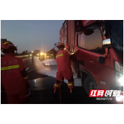 湖南常德：货车高速爆胎酿车祸驾驶员被困，消防紧急救援