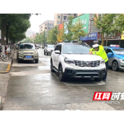 湖南安乡：车辆任性占道 交警依法拖移