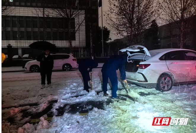 常德经开区：强降雪致车辆被困 消防紧急救援助力脱困