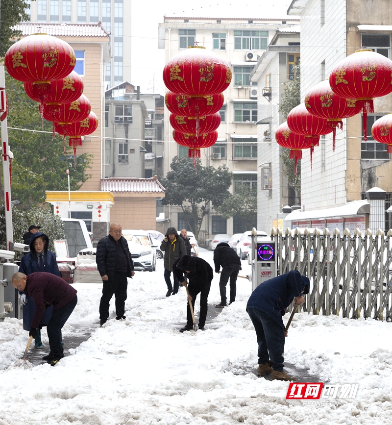 2024年2月4日，湖南省桃源县出现持续低温雨雪冰冻天气，对城乡交通和群众生产生活产生了较大影响，桃源县抗冰雪行动志愿者们在铲除冰雪。（摄影：黄群）