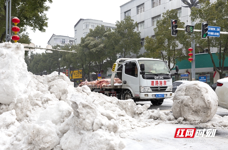 湖南省桃源县出现持续低温雨雪冰冻天气，对城乡交通和群众生产生活产生了较大影响，县委县政府紧急调用道路施救车为敬老院送去春节慰问物资。（摄影：黄群）