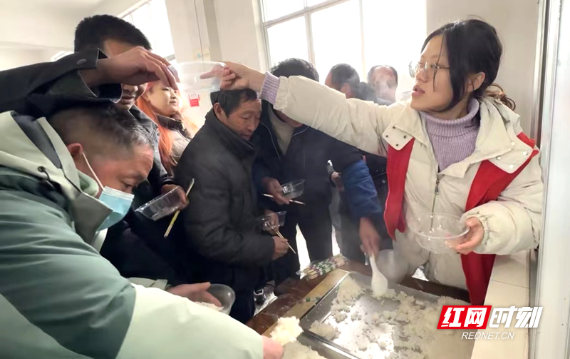 2月4日，石门县新关镇政府志愿者为四川滞留旅客提供餐宿保障。图为滞留旅客正在食堂就餐 。刘珊珊拍摄
