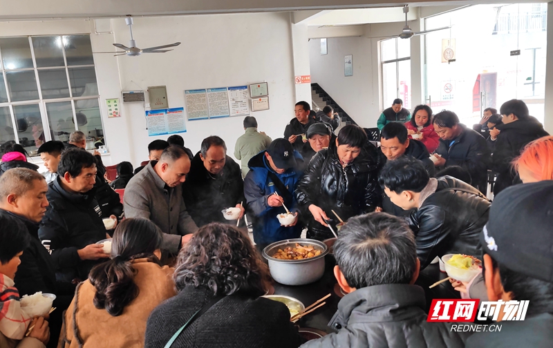 2月4日，石门县新关镇政府志愿者为四川滞留旅客提供餐宿保障。图为滞留旅客正在食堂就餐 。刘珊珊拍摄