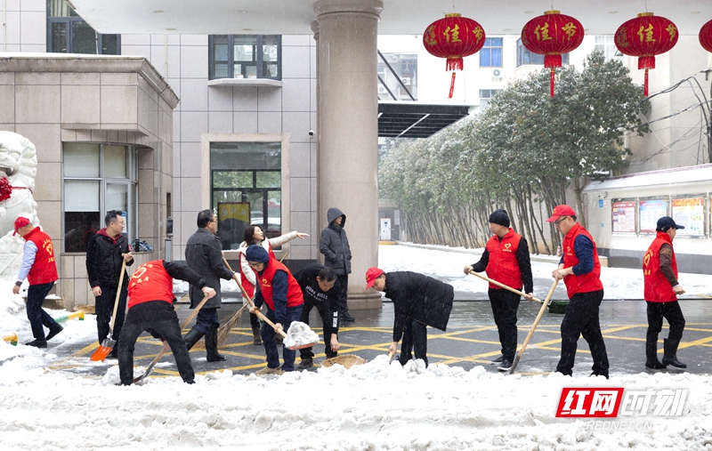 2024年2月4日，湖南省桃源县出现持续低温雨雪冰冻天气，对城乡交通和群众生产生活产生了较大影响，在县委县政府的号召下，志愿者们在积极参与除冰雪行动。（摄影：黄群）