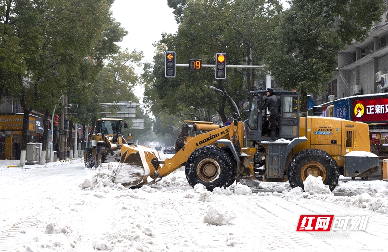 2024年2月4日，湖南省桃源县出现持续低温雨雪冰冻天气，对城乡交通和群众生产生活产生了较大影响，县委县政府紧急调用除冰车铲除道路上的冰雪。