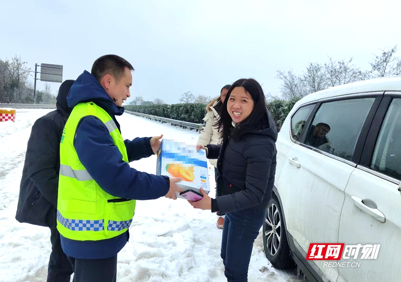 2月3日-2月4日，连续冰冻雨雪天气，G56杭瑞高速常德段进行交通管制，湖南高速集团常德分公司桃源中心站的“路灯”志愿者和“善德先锋”青年突击队，为滞留司乘人员免费发放面包、方便面、姜茶、热水等食品，开放“路灯”服务站，提供休息场所。（汪思伽）