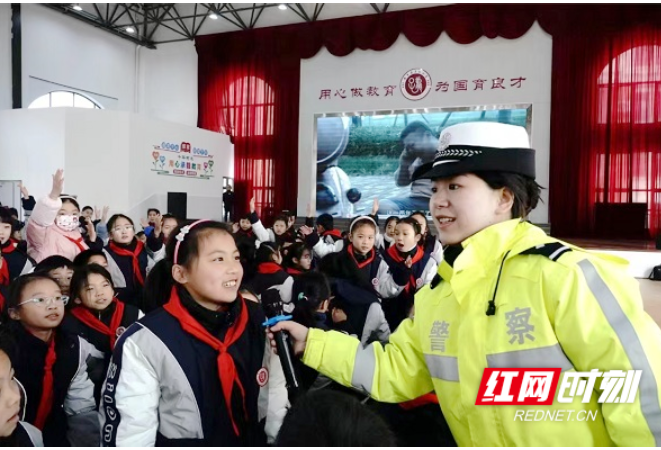 安乡交警走进校园开展“开学第一课”交通安全宣讲活动
