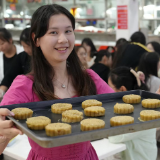 湖南文理学院师生巧手制月饼 浓情迎中秋国庆双节