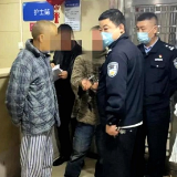 视频丨男子精神病发当街殴打母亲 常德民警夺刀相救