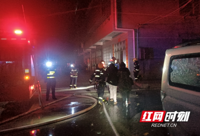 民房半夜起火，常德消防紧急出动，救出1人，疏散3人