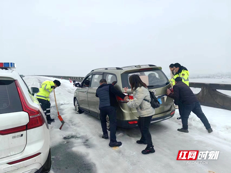 2月5日，常德市交通运输综合行政执法支队应急抢险队帮助二广高速被困一夜的爆胎车辆联系救援并提供一定食物。曾霞摄