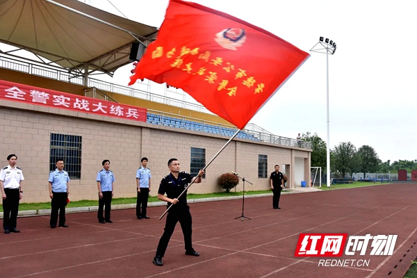 启动仪式上，陈有万向教官团队授旗。