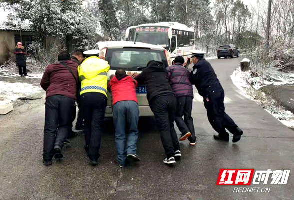 澧县交警全力迎战2021第一场雪 全警上路疏堵保畅