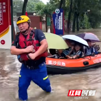 特写丨“我背你！”“我们来拉你！”暴雨袭湘，那些风雨中逆行的温暖身影