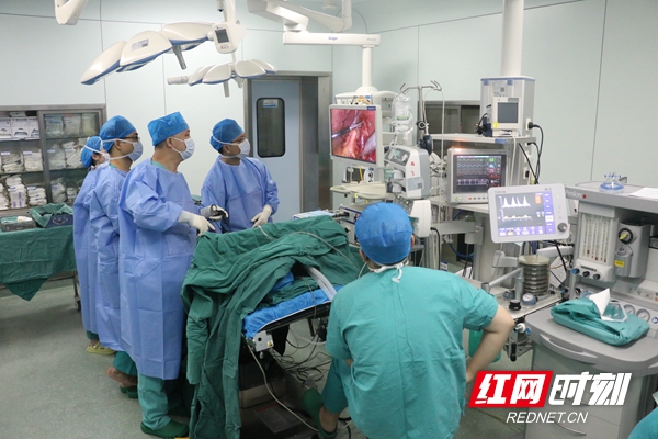 普通外科为患者进行腹腔镜下胆囊切除手术2.jpg