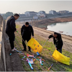 柳叶湖旅游度假区：上班第一天 开展水库堤坝垃圾清理志愿活动